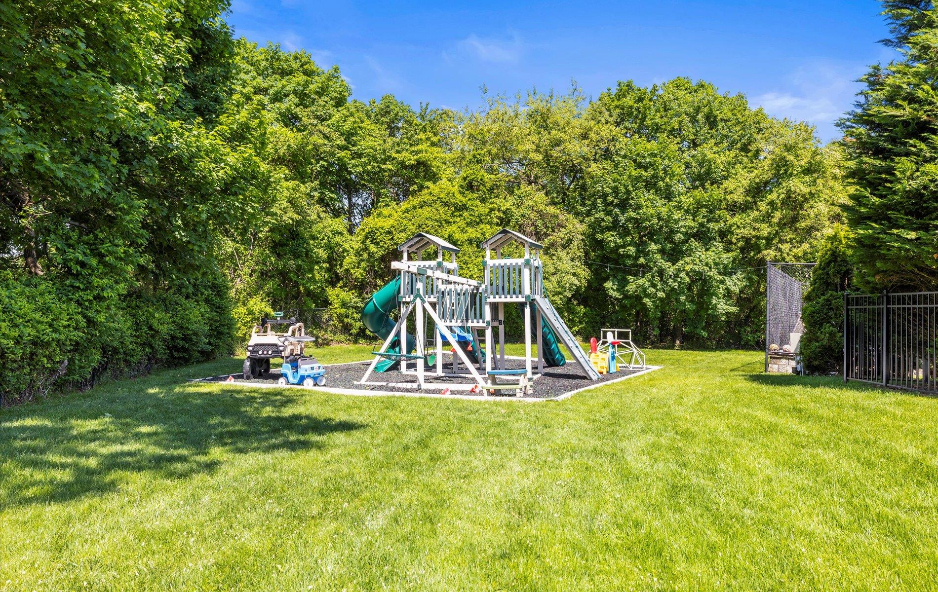 16 Home Court, Huntington, New York image 46