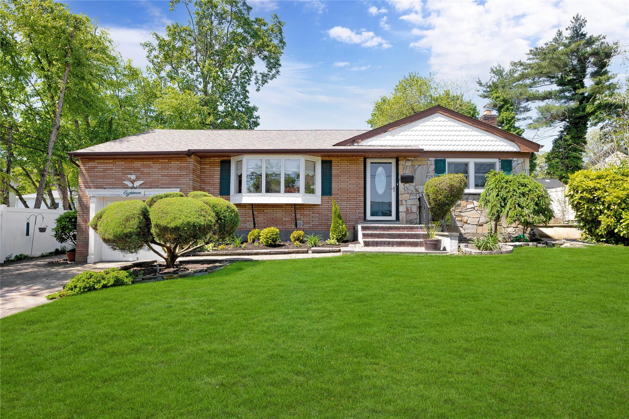 18 Hamilton Street, Farmingdale, New York image 1