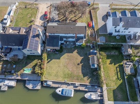 Photo of 7 Fairlawn Court, Shirley, NY 11967 (MLS # 930872)