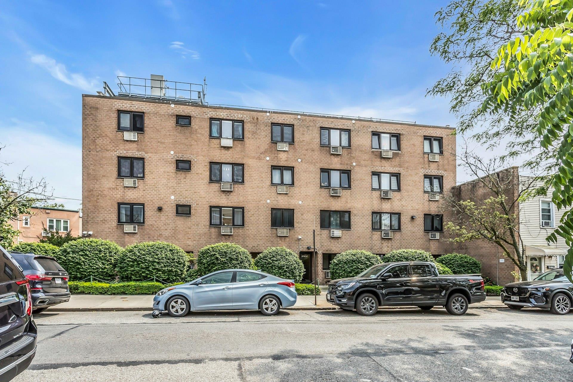 59th Drive 101, Maspeth, Queens, NY - 1 Bedrooms  
1 Bathrooms  
3 Rooms - 