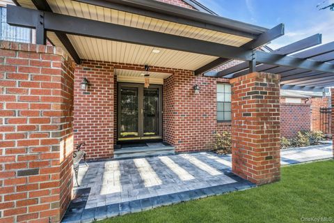 Condo For Sale - 304 Aerie Court<br/> Manhasset, NY 11030