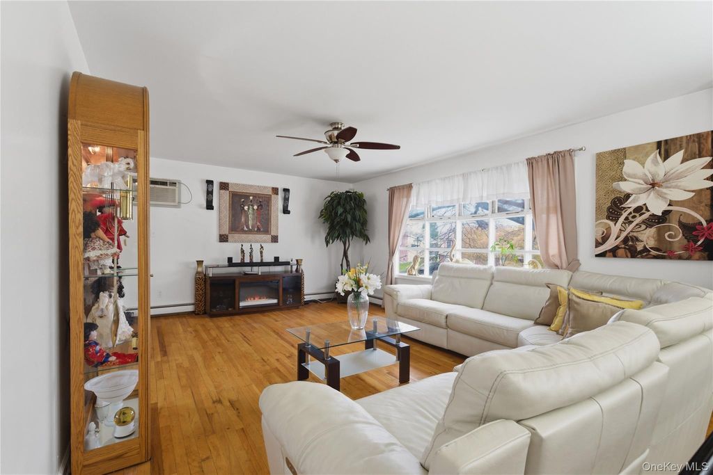 Photo of 39 Carriage Hill Lane, Poughkeepsie, NY 12603 (MLS # 866846)
