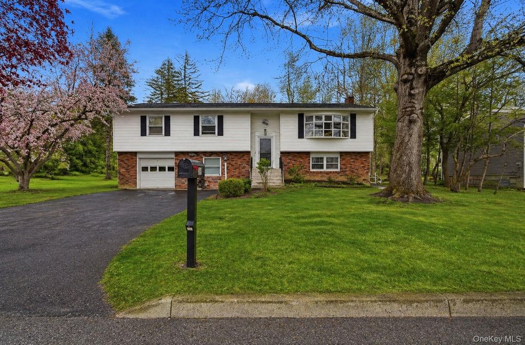 Photo of 39 Carriage Hill Lane, Poughkeepsie, NY 12603 (MLS # 866846)