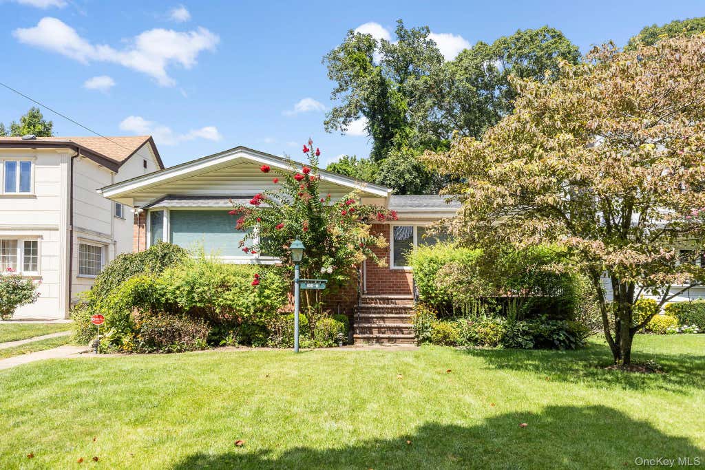 Photo of 19611 McLaughlin Avenue, Holliswood, NY 11423 (MLS # 1021050)