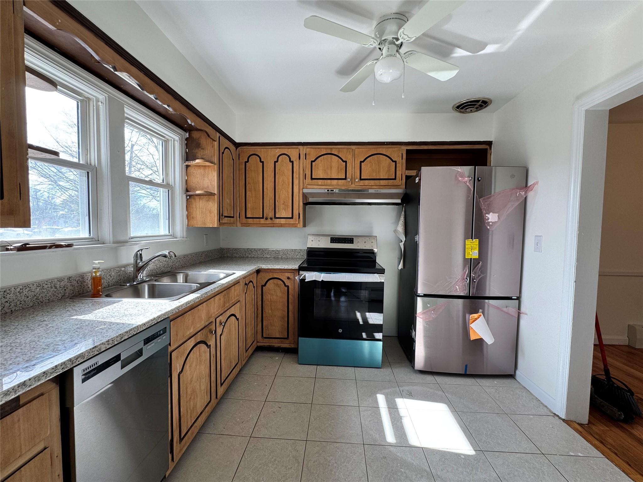 7 Monroe Avenue, Brentwood, New York image 14