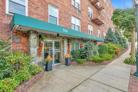 Photo of 504 Merrick Road #4J, Lynbrook, NY 11563 (MLS # 909933)