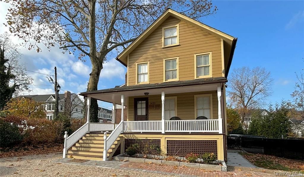 Photo of 1433 OLD NORTHERN Boulevard, Roslyn, NY 11576 (MLS # 964707)