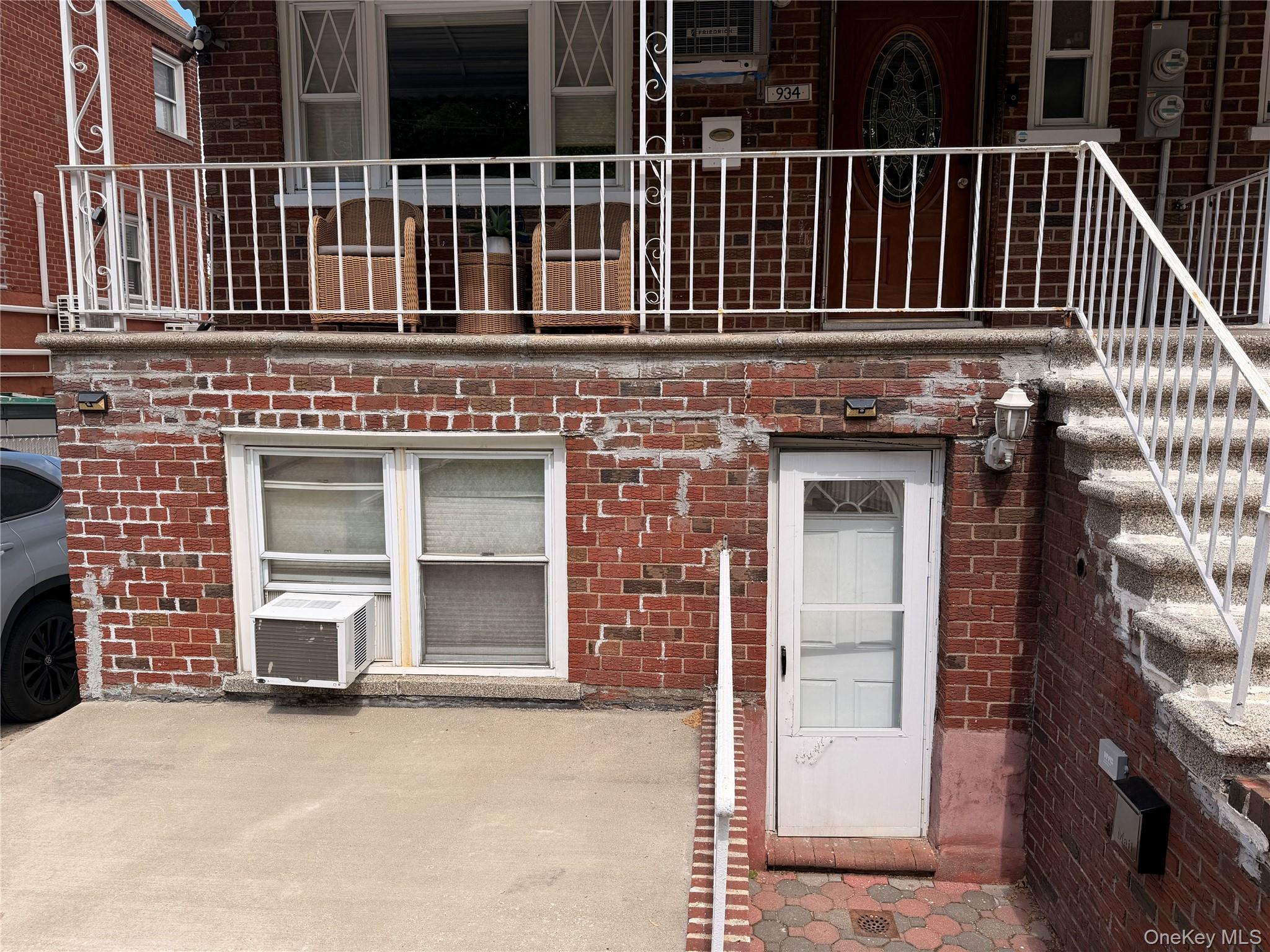 934 Balcom Avenue