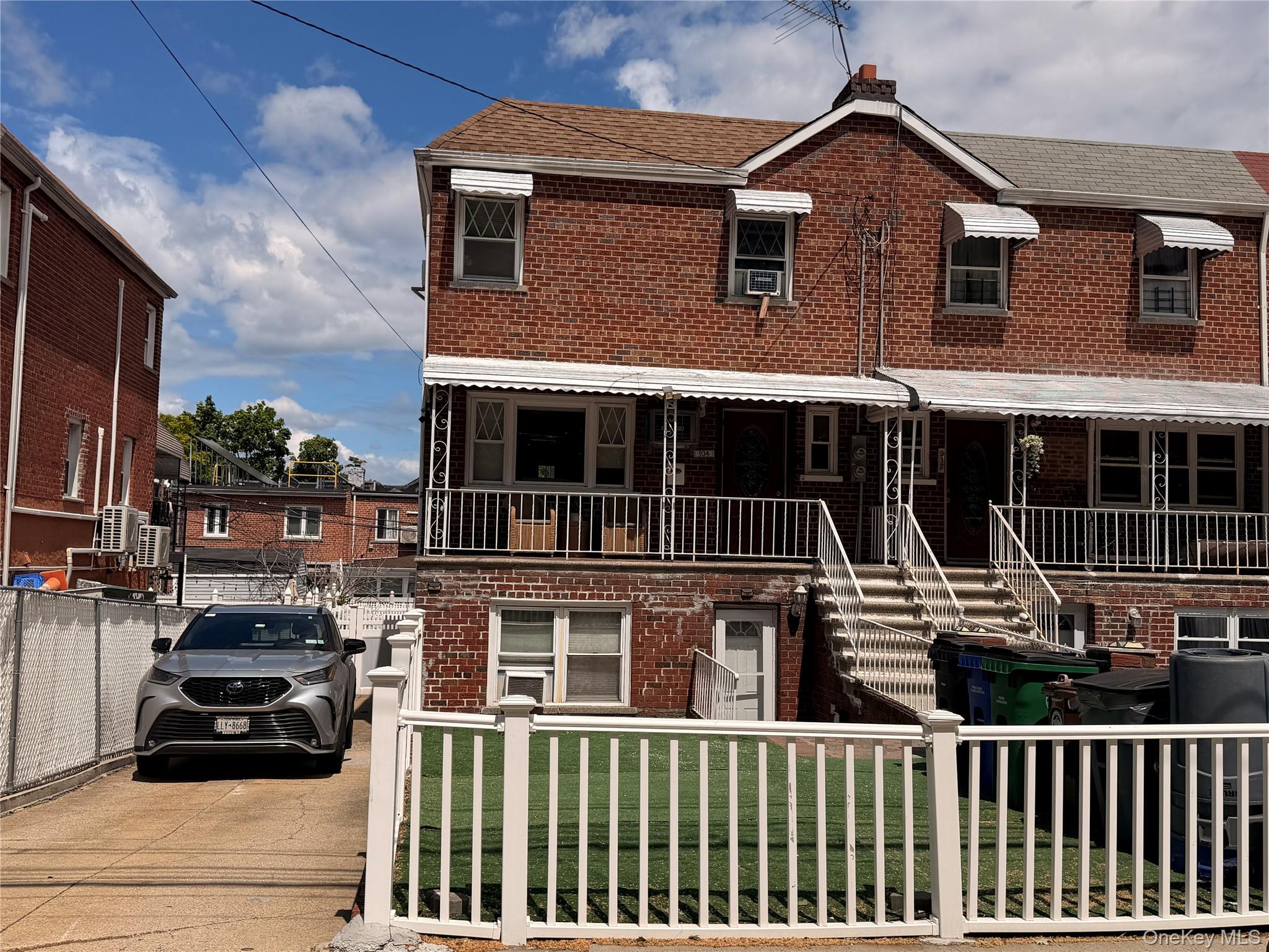 934 Balcom Avenue