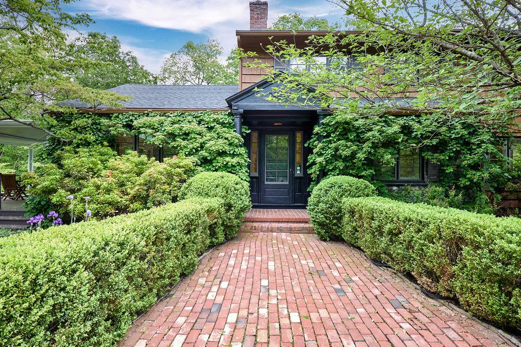 Cliff Road, Tuxedo Park, New York - 4 Bedrooms  
4 Bathrooms  
12 Rooms - 