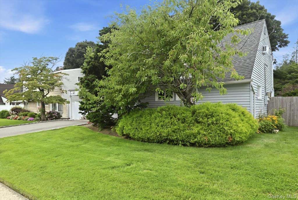 Photo of 64 Bridle Lane, Hicksville, NY 11801 (MLS # 1034110)