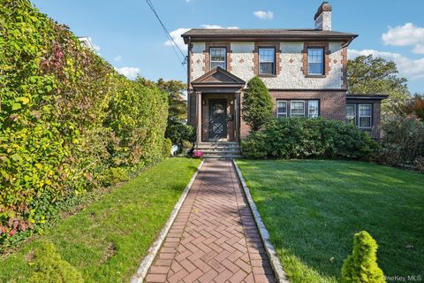 Photo of 18 Chippewa Road, Yonkers, NY 10710 (MLS # 927378)