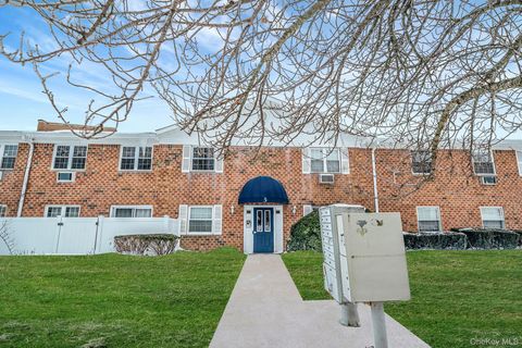 Photo of 460 Old Town Road #APT 5-M, Port Jefferson Station, NY 11776 (MLS # 960210)