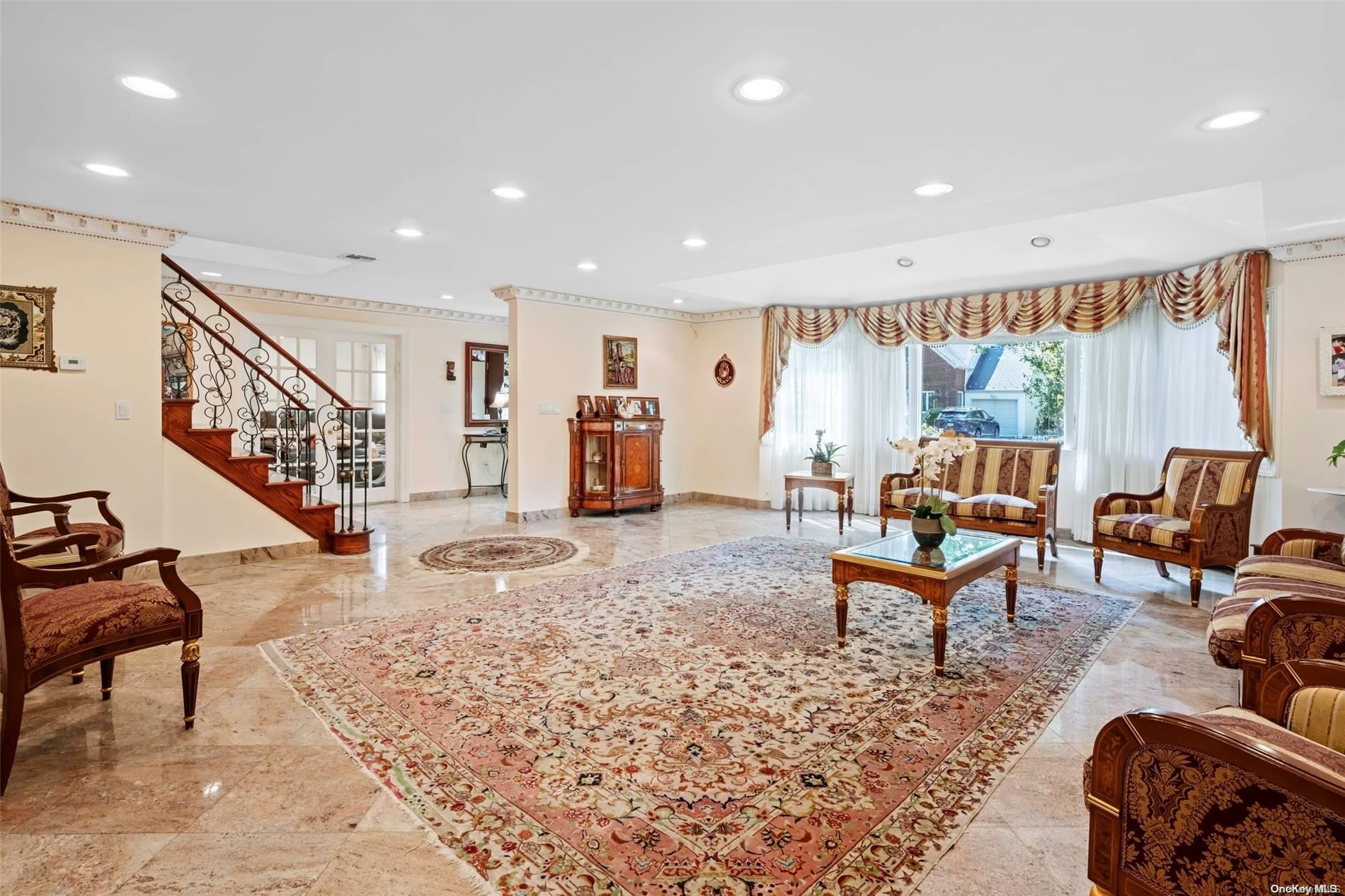 Great Neck, New York 11023, United States, 6 Bedrooms Bedrooms, ,3 BathroomsBathrooms,Residential,Active,29474