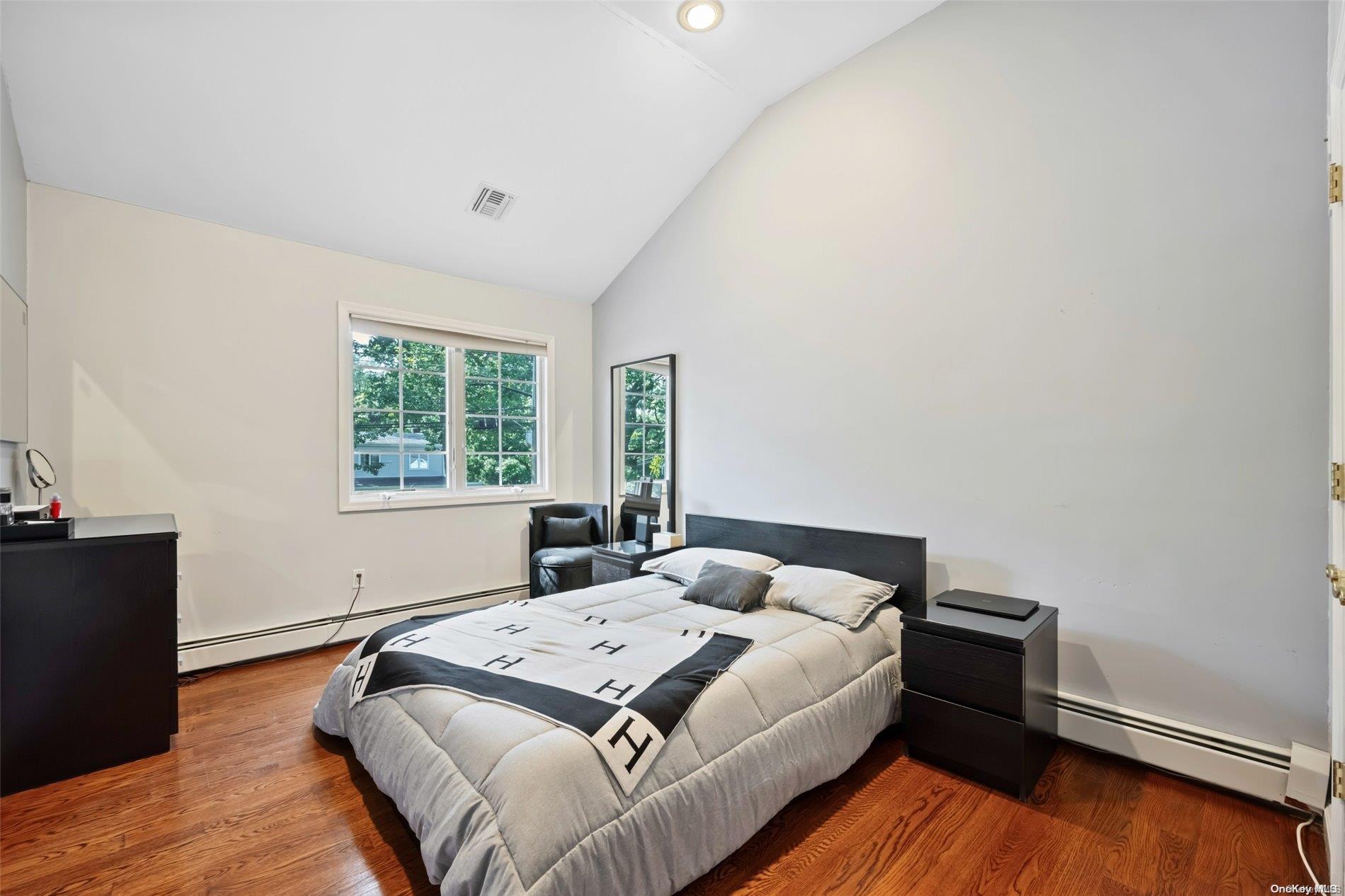 Great Neck, New York 11023, United States, 6 Bedrooms Bedrooms, ,3 BathroomsBathrooms,Residential,Active,29474