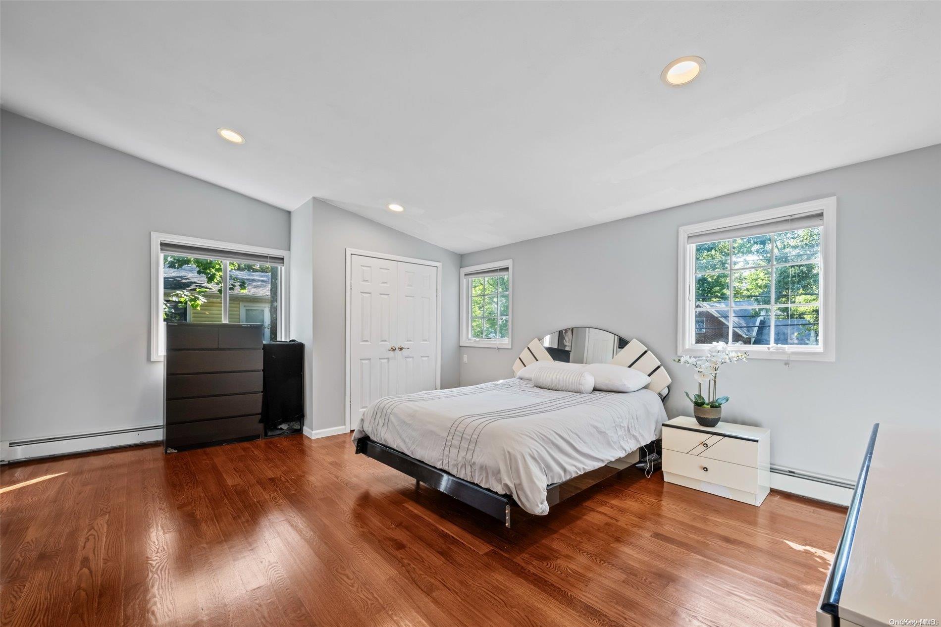 Great Neck, New York 11023, United States, 6 Bedrooms Bedrooms, ,3 BathroomsBathrooms,Residential,Active,29474