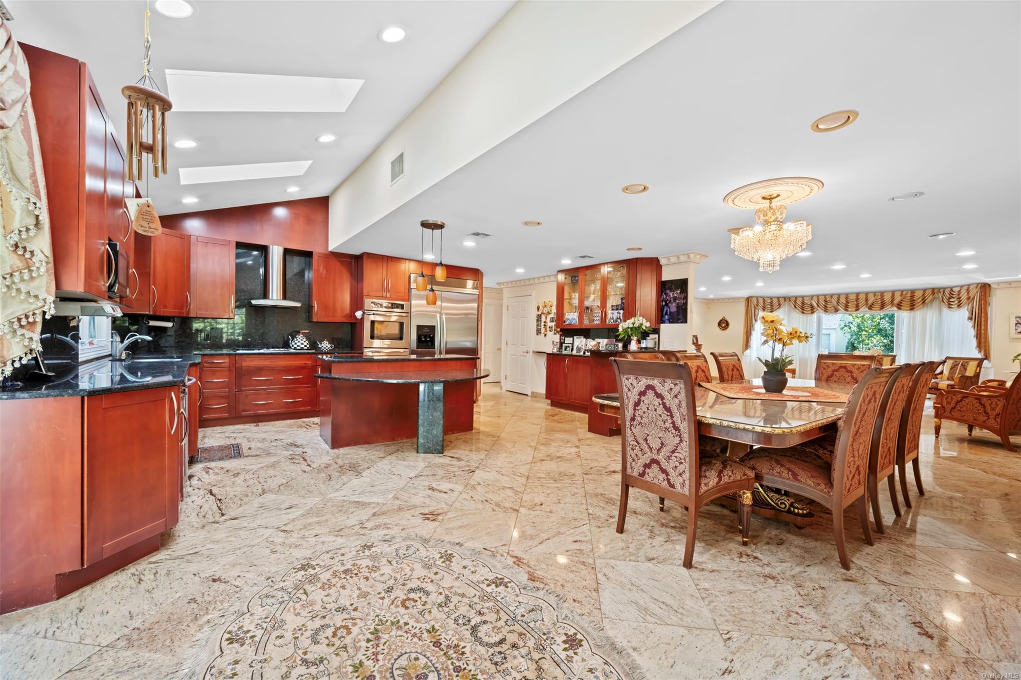 Great Neck, New York 11023, United States, 6 Bedrooms Bedrooms, ,3 BathroomsBathrooms,Residential,Active,29474