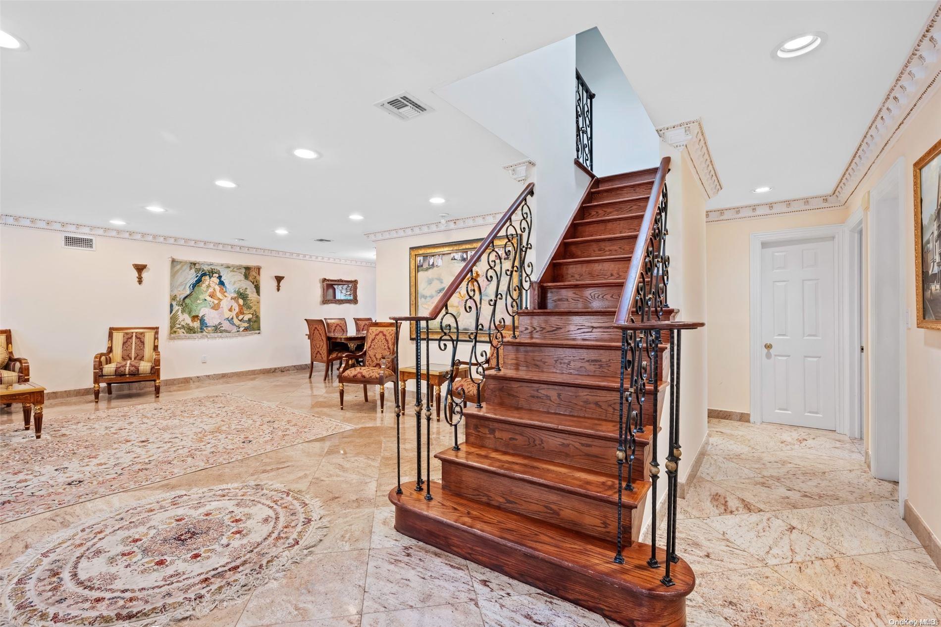 Great Neck, New York 11023, United States, 6 Bedrooms Bedrooms, ,3 BathroomsBathrooms,Residential,Active,29474