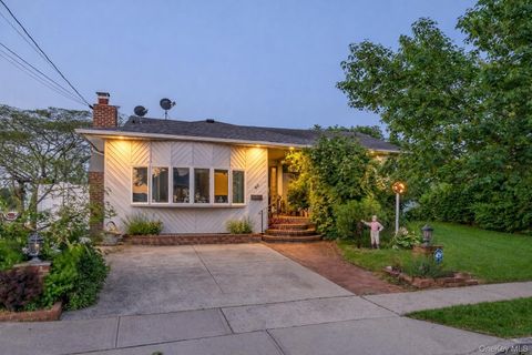 49 Ann Drive E Freeport NY 11520