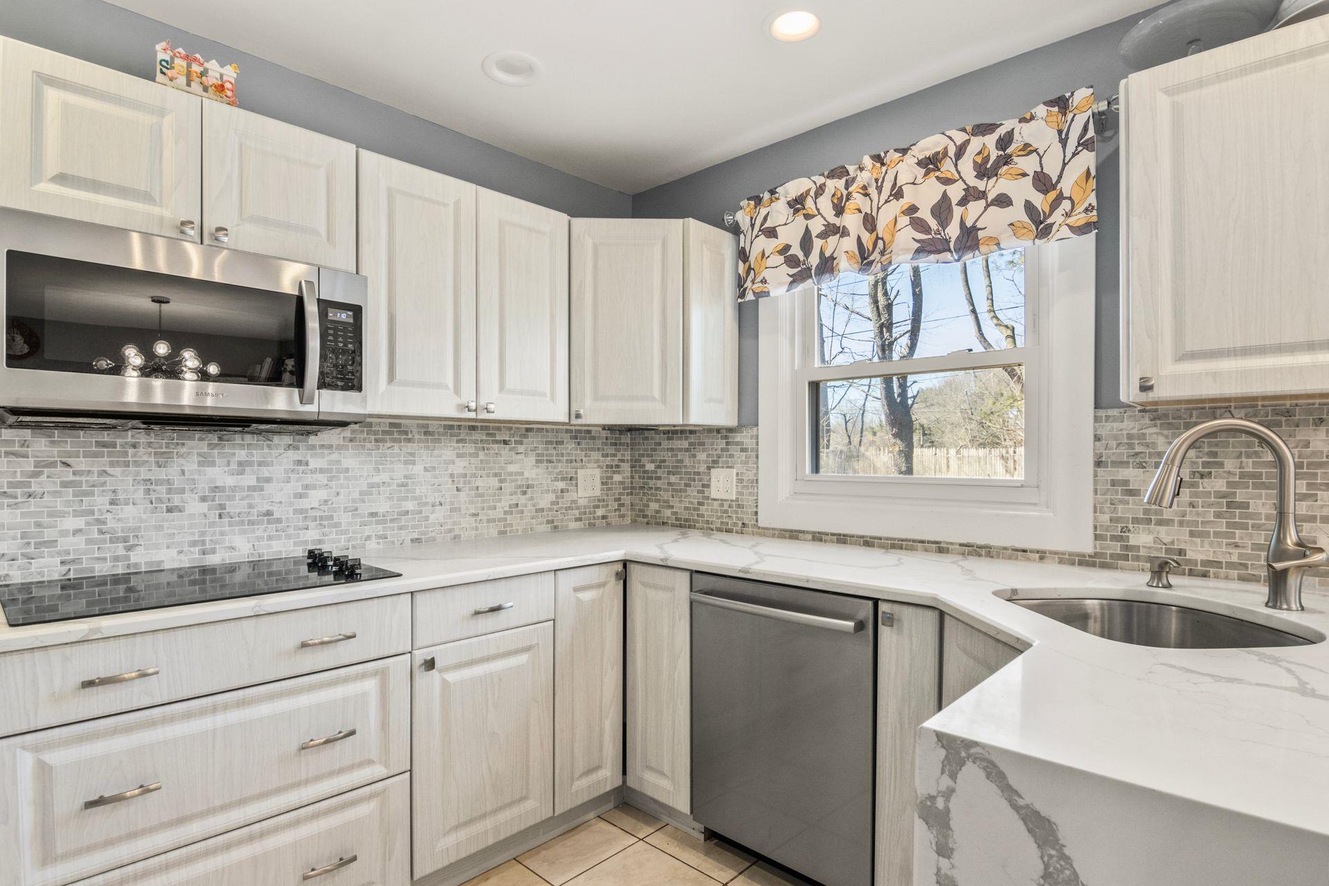 8 Teak Court, Lake Grove, New York image 7