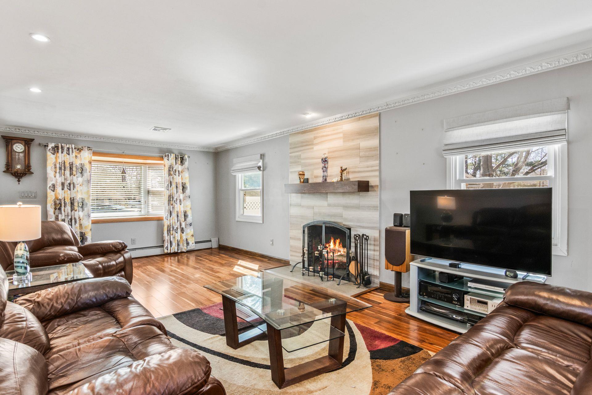 8 Teak Court, Lake Grove, New York image 4