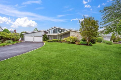 28 DEERINGWOOD Lane Babylon NY 11702