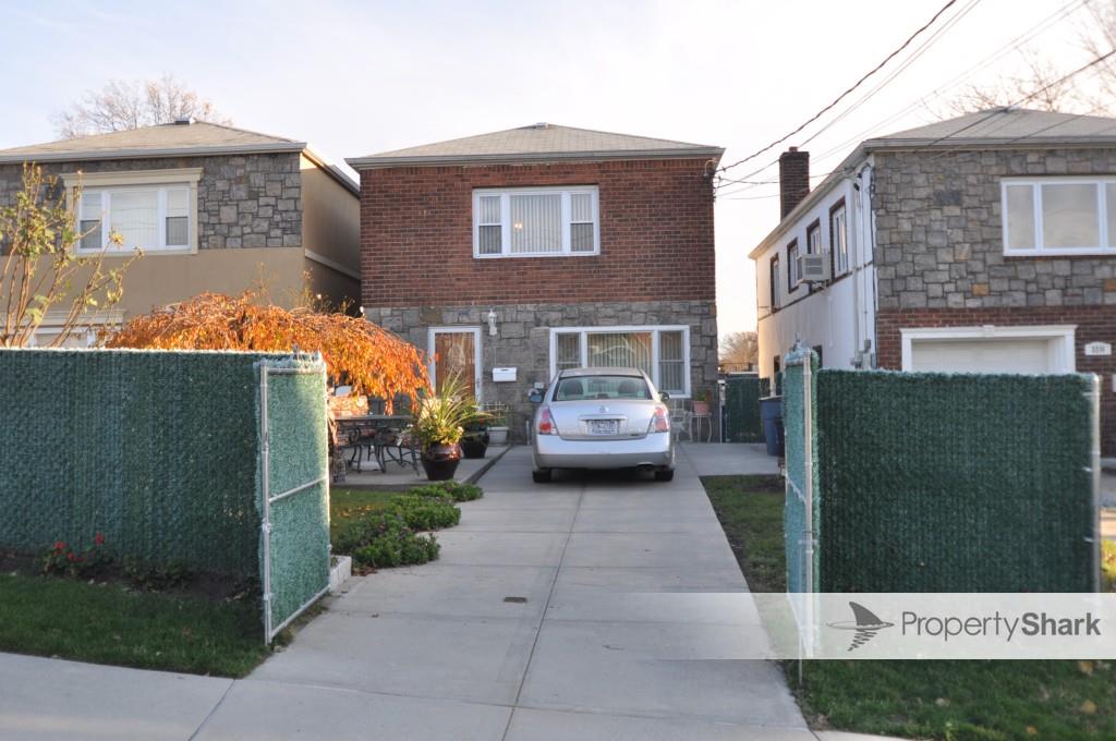 Lafayette Avenue, Bronx, New York - 3 Bedrooms  
2 Bathrooms - 