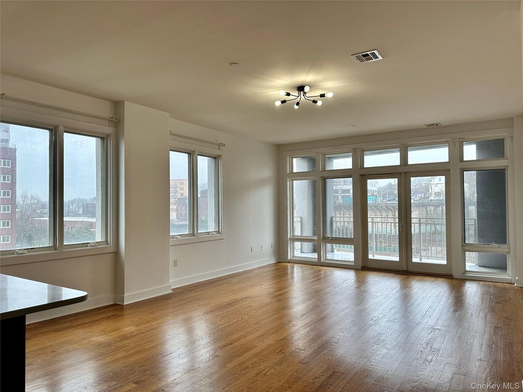 Photo of 90 Bay Street Landing Lndg #4D, Staten Island, NY 10301 (MLS # 1000258)
