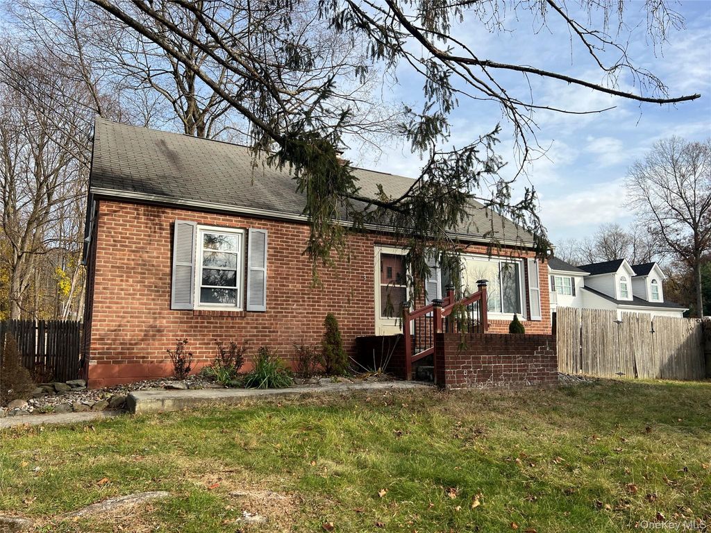 Photo of 3 Davis Road, Poughkeepsie, NY 12603 (MLS # 936385)