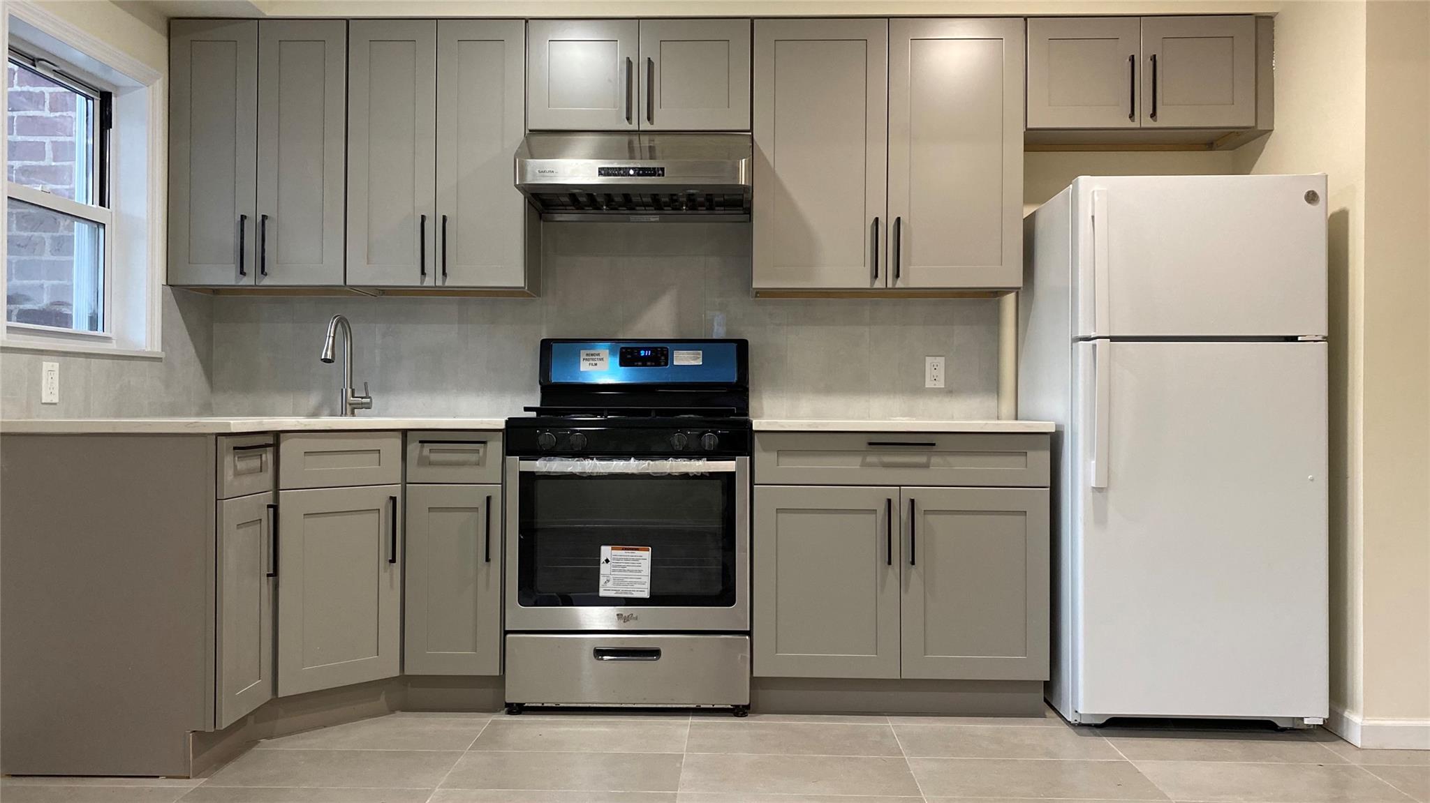 Parsons Boulevard, Flushing, Queens, NY - 3 Bedrooms  
2 Bathrooms  
6 Rooms - 