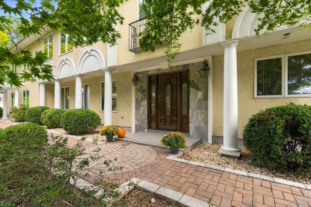 Photo of 611 Knollwood Road, White Plains, NY 10603 (MLS # 1053548)