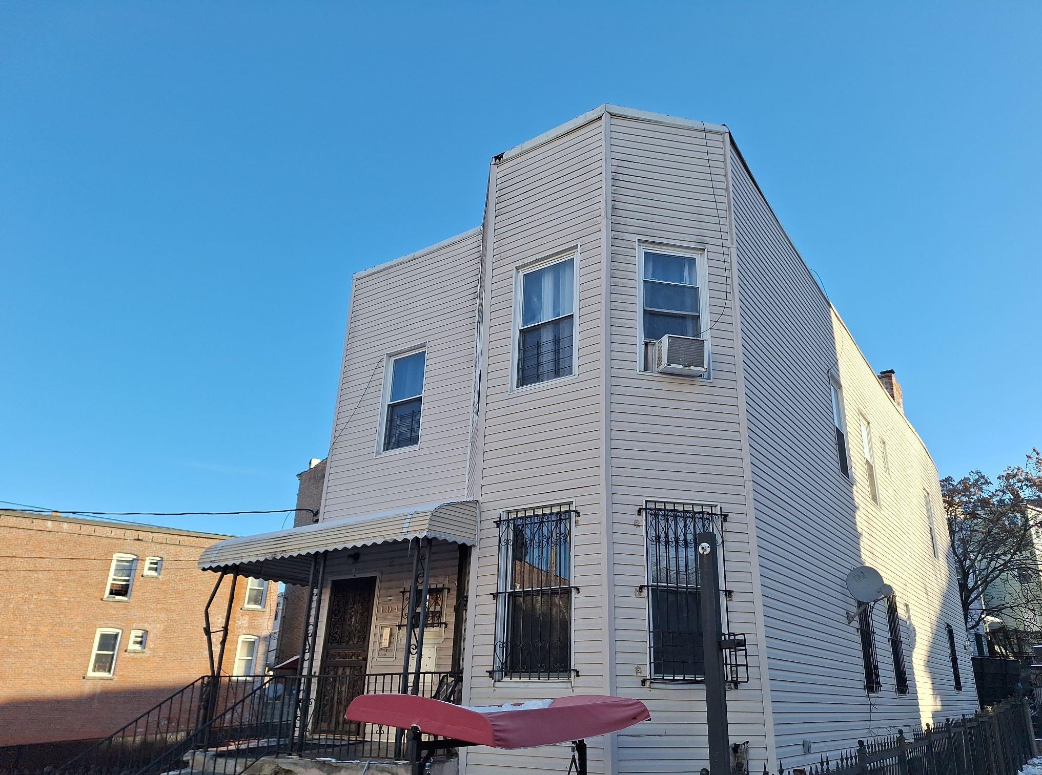 Oak Street, Yonkers, New York - 6 Bedrooms  
3 Bathrooms - 