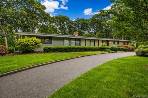 Photo of 6 Cherry Lane E, Syosset, NY 11791 (MLS # 1024332)