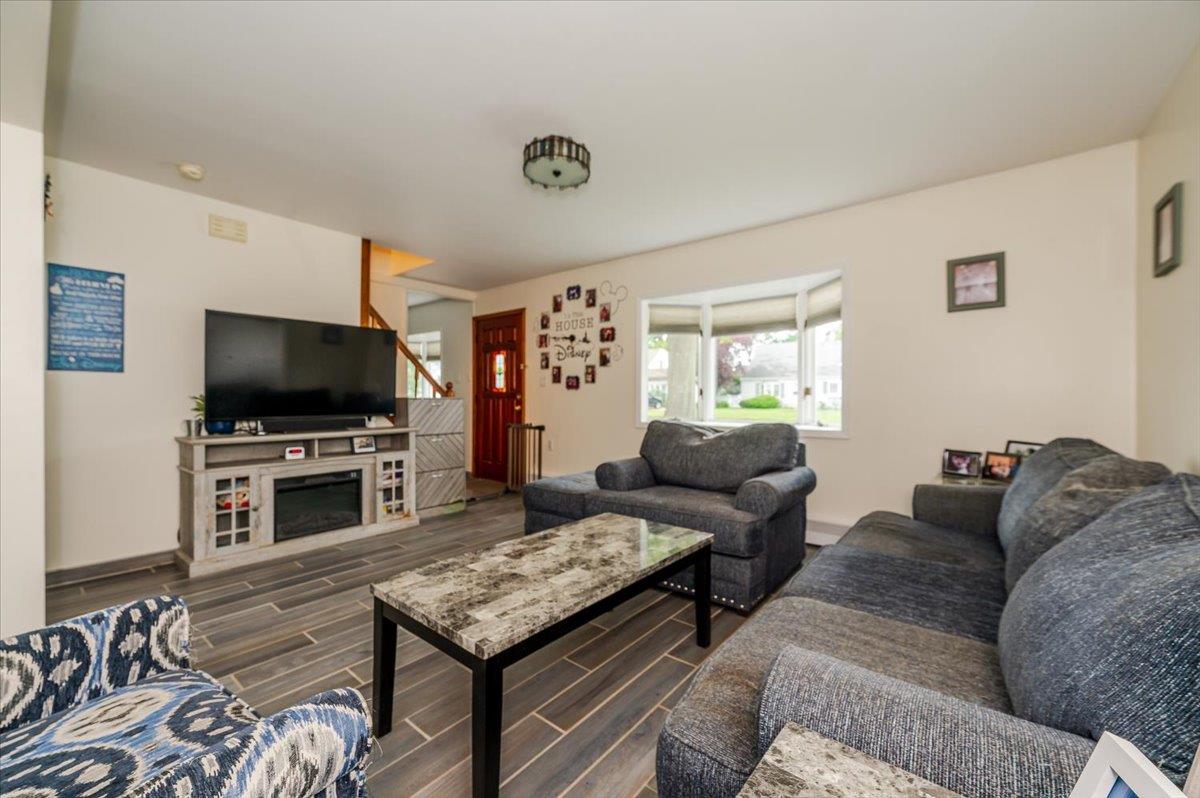 44 Lilac Lane, Levittown, New York image 6