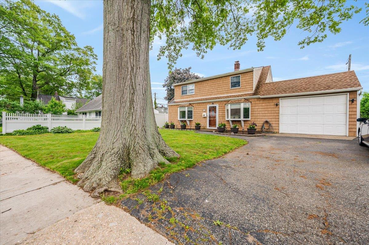44 Lilac Lane, Levittown, New York image 2