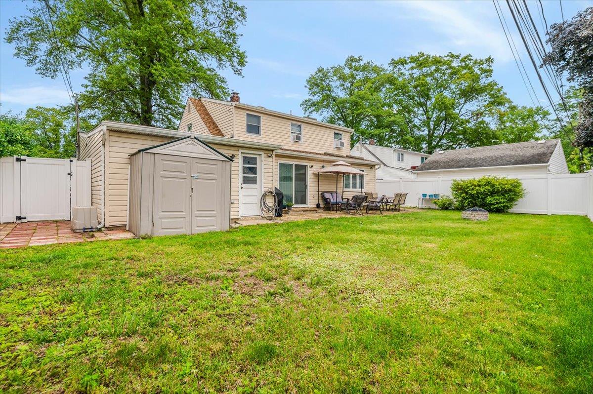 44 Lilac Lane, Levittown, New York image 21