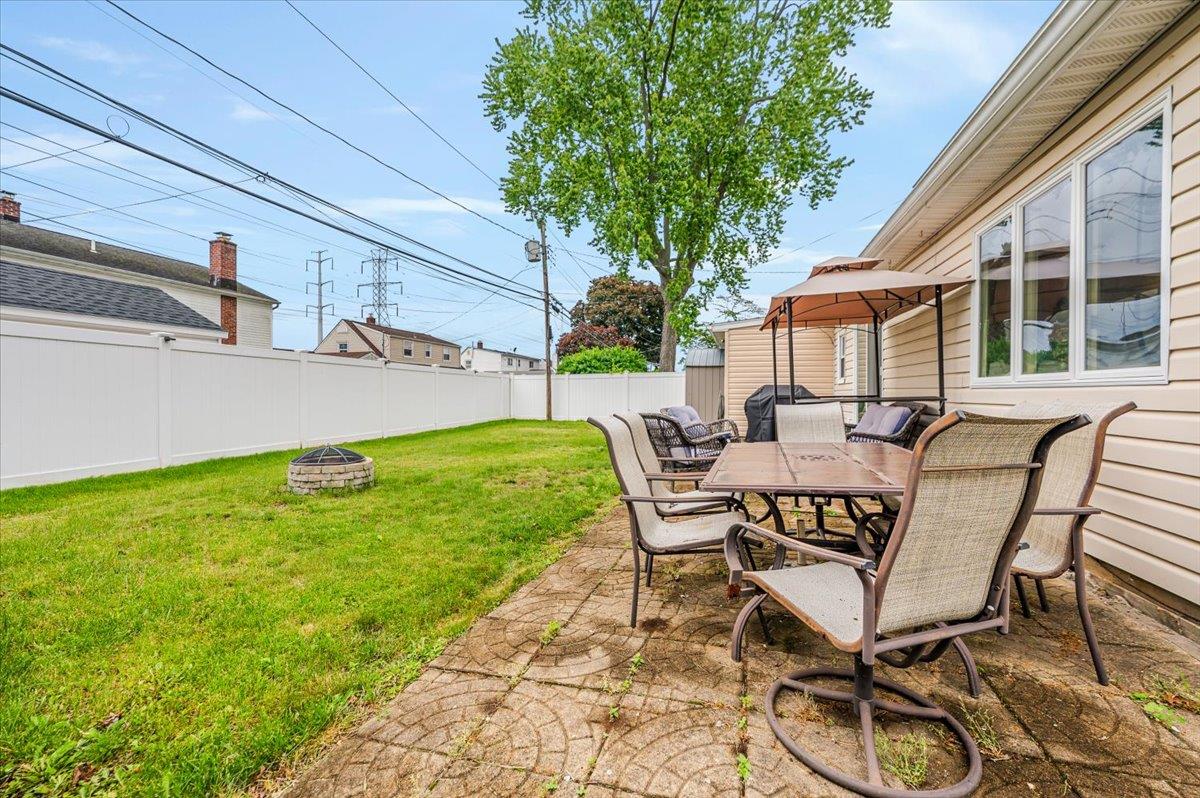 44 Lilac Lane, Levittown, New York image 23