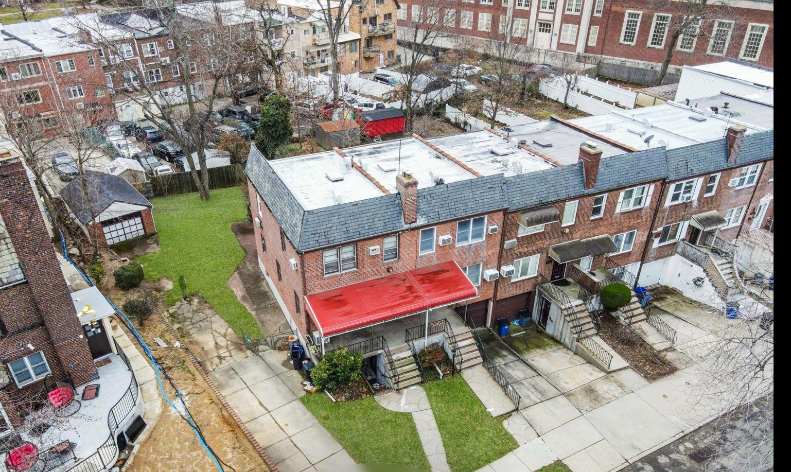 76th Avenue, Kew Garden Hills, Queens, NY - 3 Bedrooms  
2 Bathrooms  
6 Rooms - 