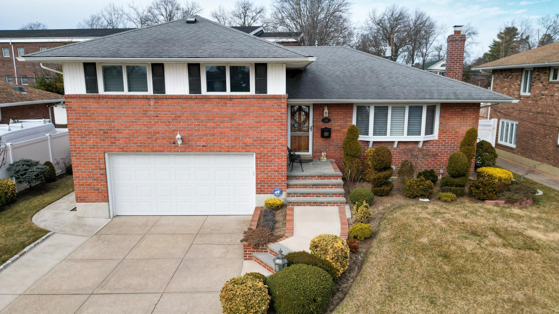424 Garden Boulevard, Garden City South, New York image 1