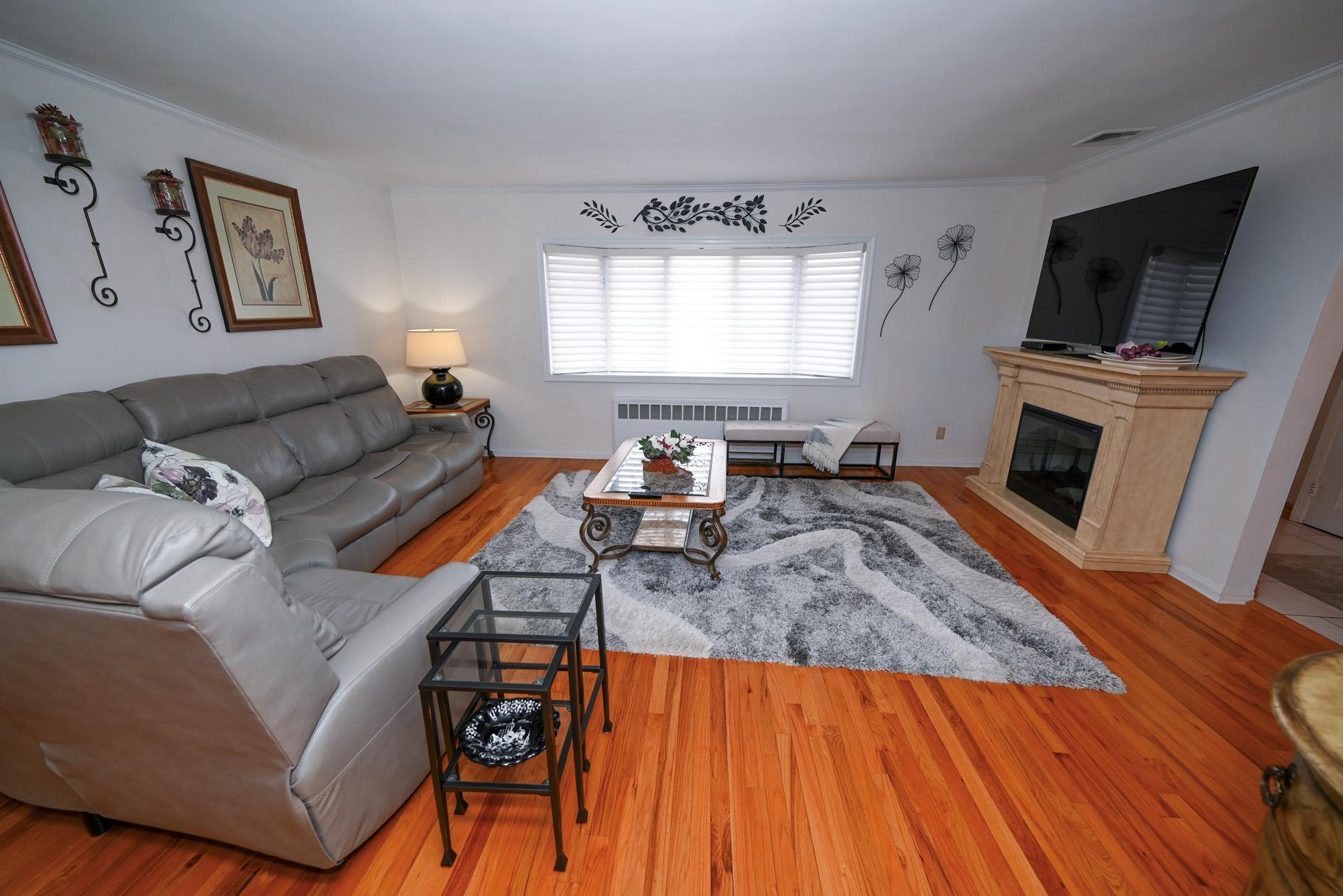 424 Garden Boulevard, Garden City South, New York image 2