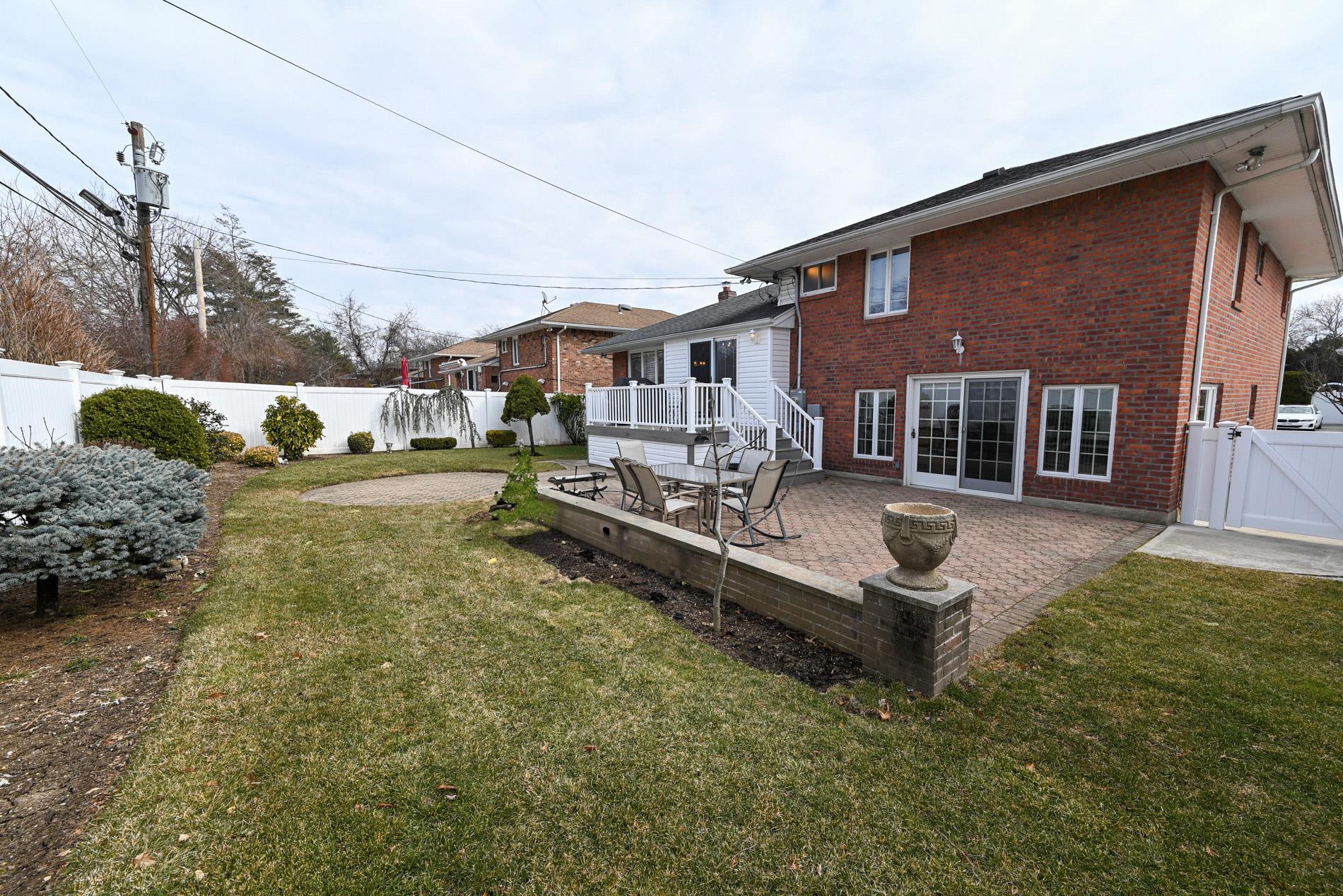 424 Garden Boulevard, Garden City South, New York image 8