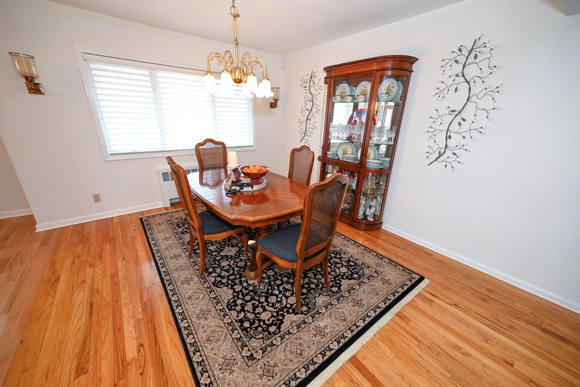 424 Garden Boulevard, Garden City South, New York image 3