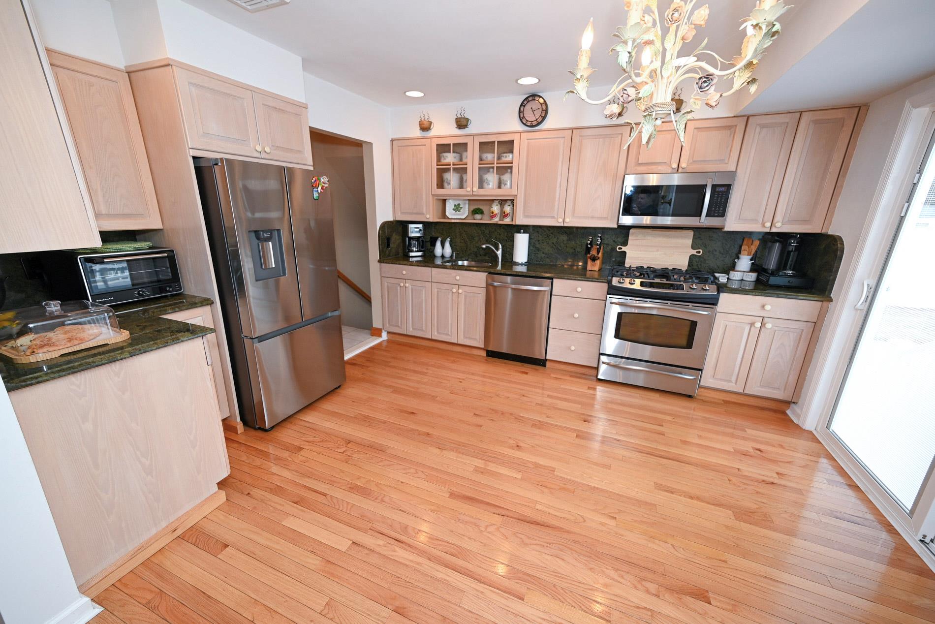 424 Garden Boulevard, Garden City South, New York image 4