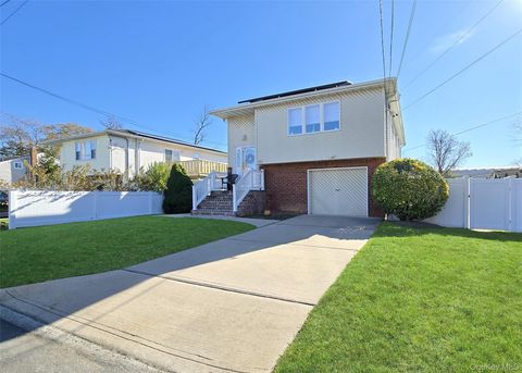 Photo of 430 Heathcote Road, Lindenhurst, NY 11757 (MLS # 936205)