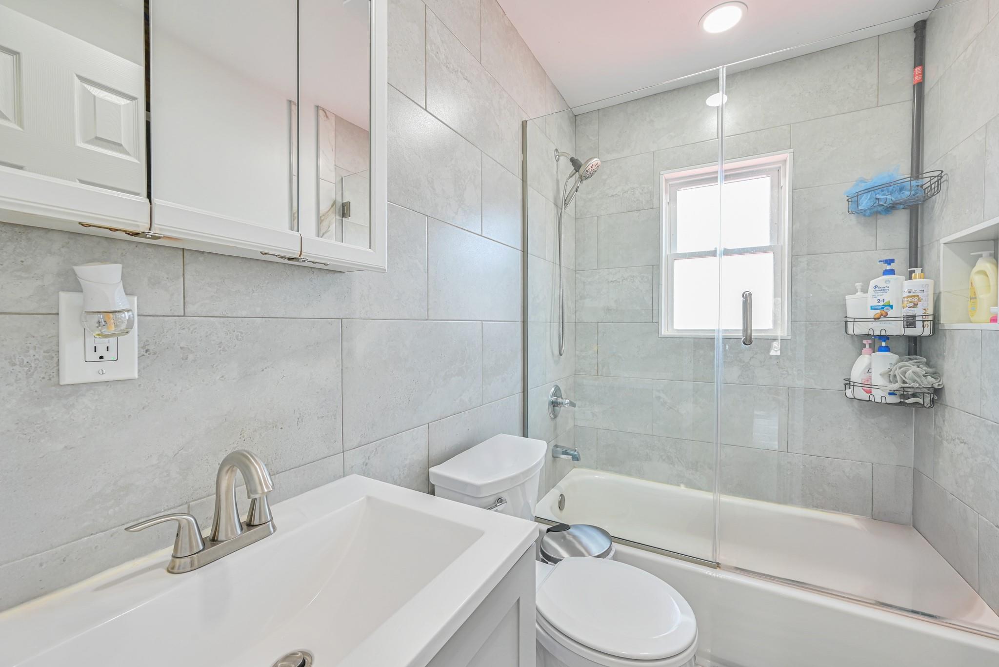 527 Hawthorne Avenue, Uniondale, New York image 9