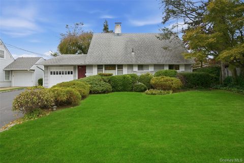 Photo of 150 Kingfisher Road, Levittown, NY 11756 (MLS # 932461)