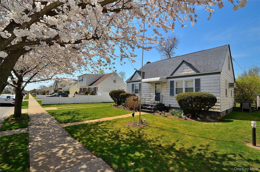 Photo of 24 Linden Boulevard, Hicksville, NY 11801 (MLS # 985840)