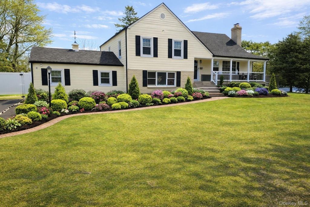 Photo of 39 West Lane, Bay Shore, NY 11706 (MLS # 969528)