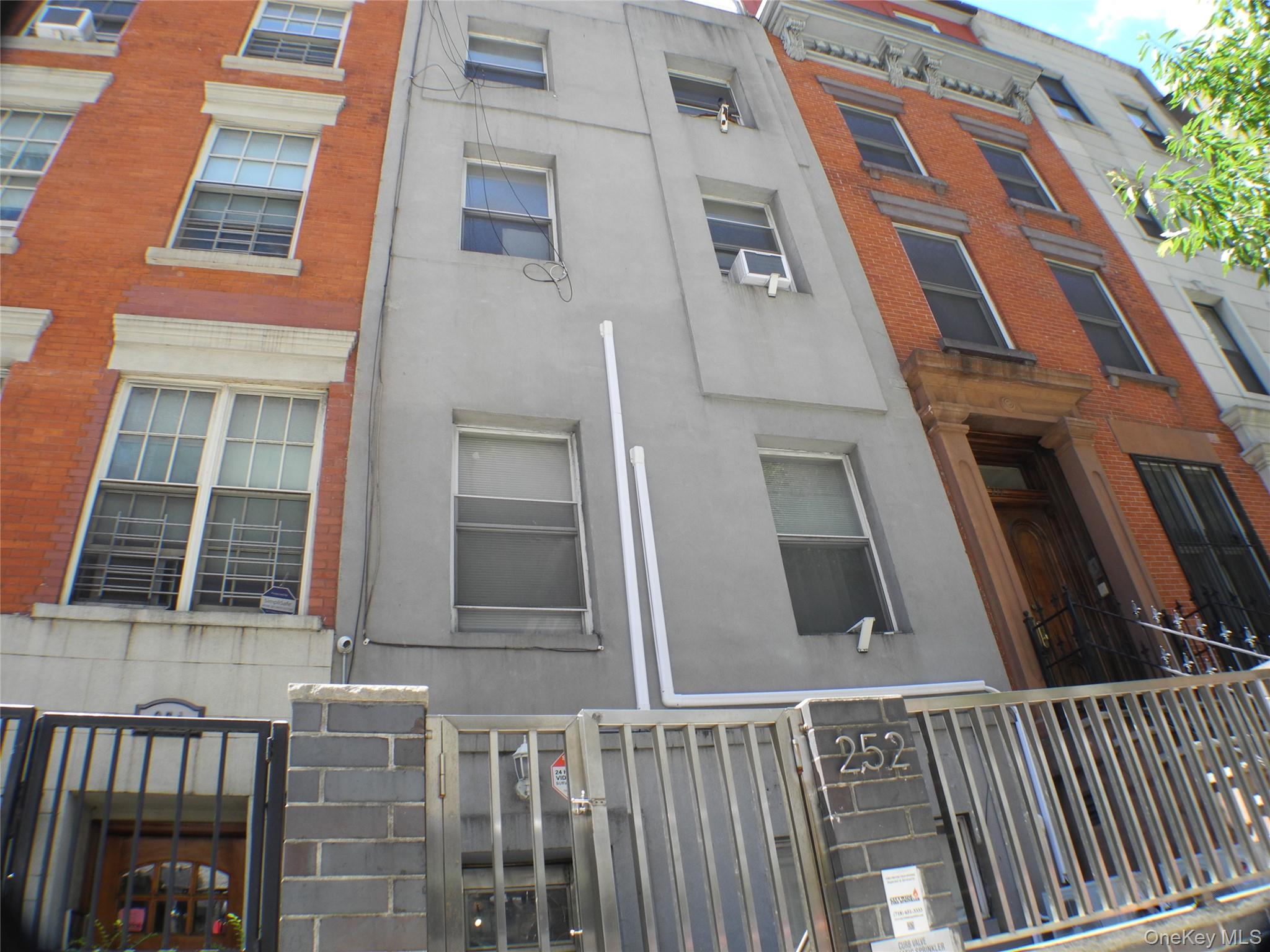 252 E 33 Street E