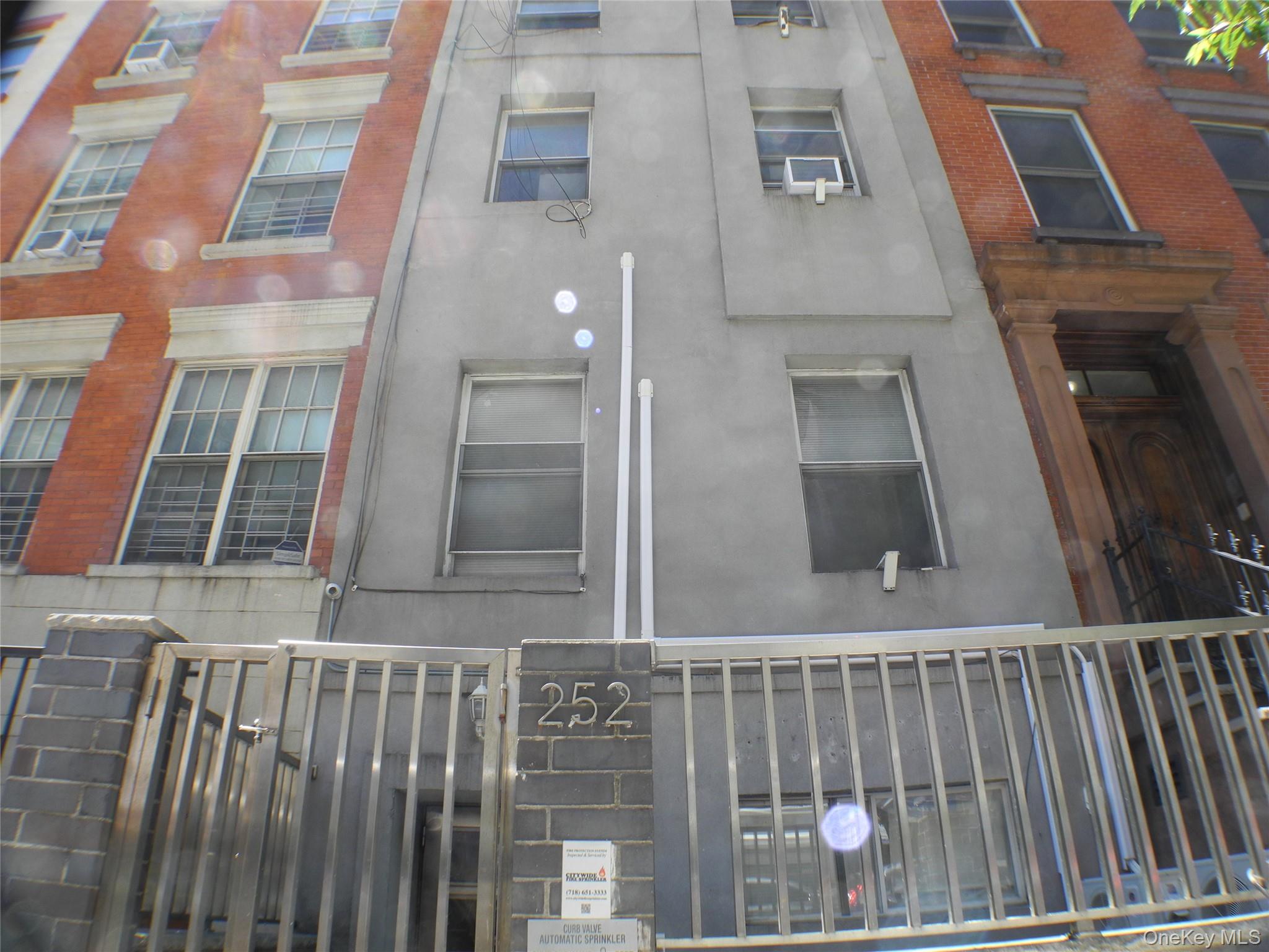 252 E 33 Street E